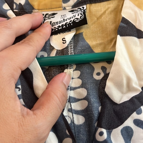 Manuhealii 3/4 sleeve button down blouse - Picture 3 of 3